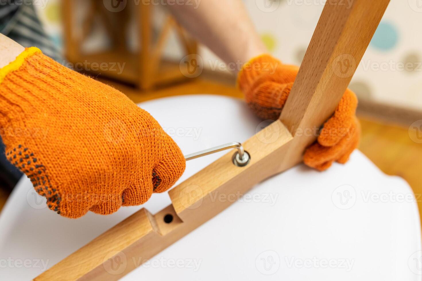 zelfmontage meubilair concept. de jong Mens zichzelf in elkaar zetten stoelen foto