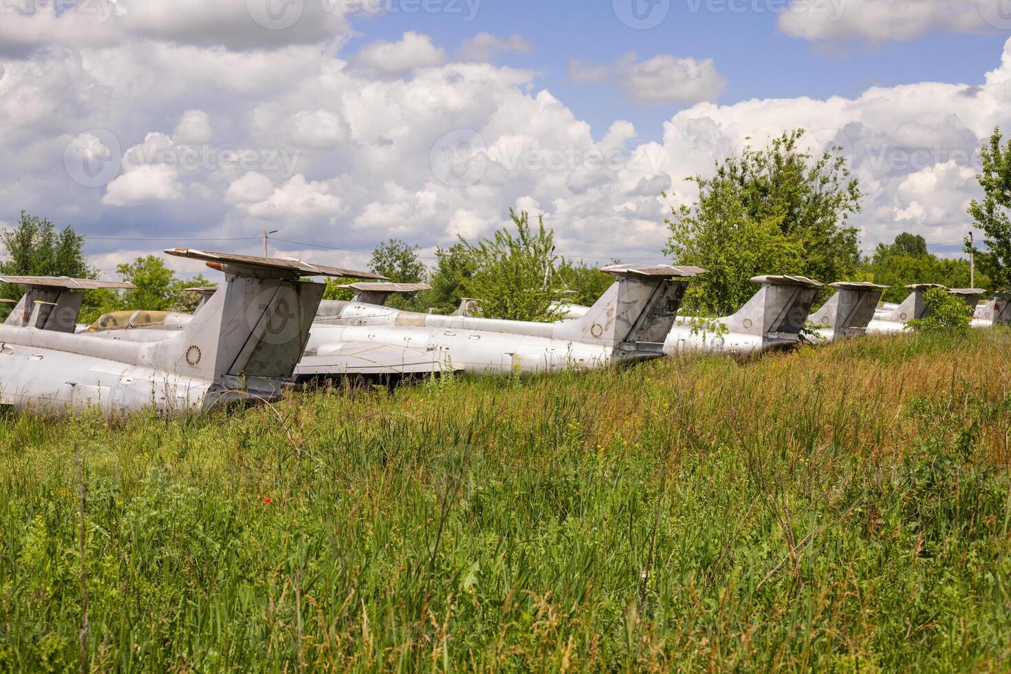 oud verlaten vliegveld met verlaten vliegtuigen Aan de gras foto