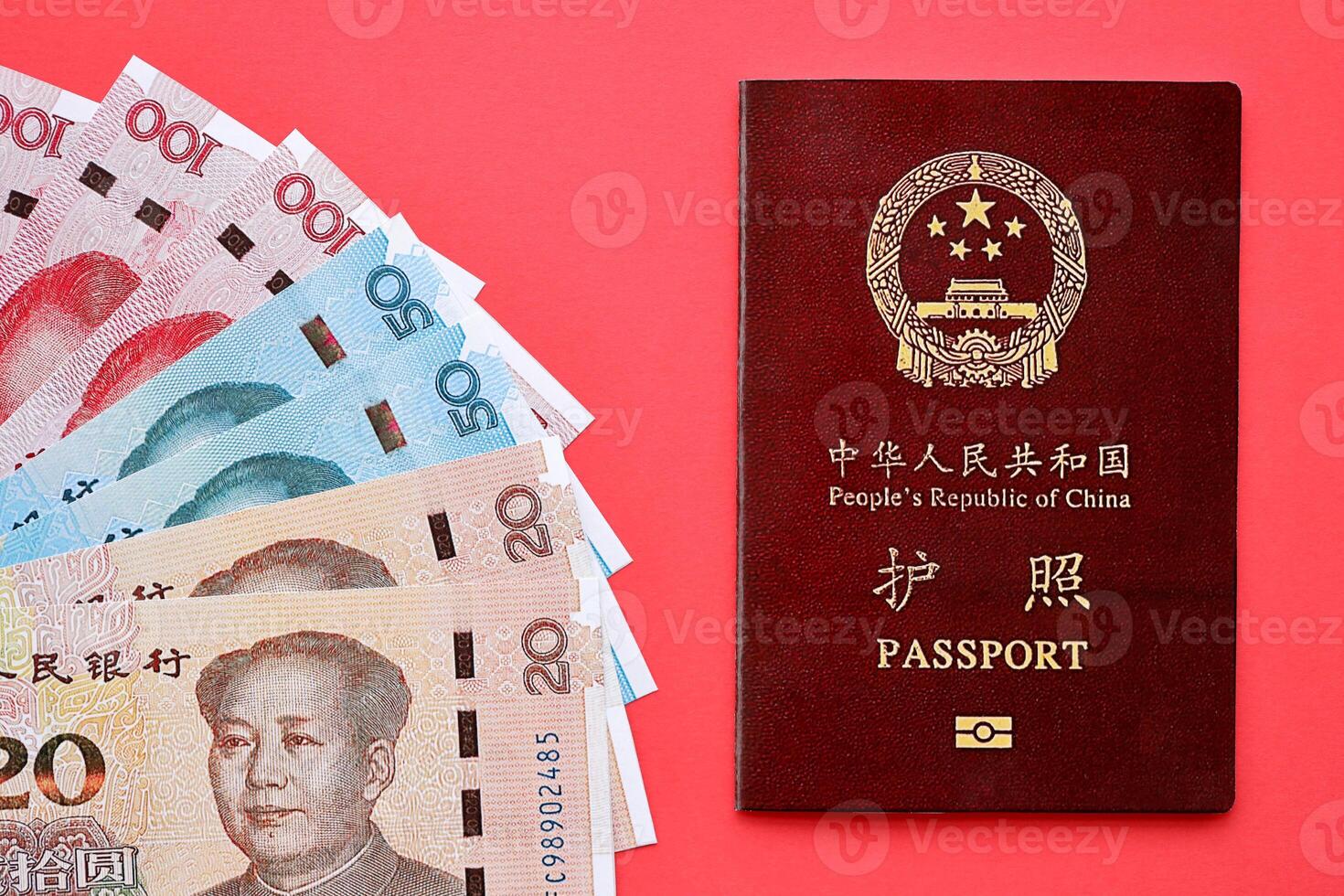 rood paspoort van mensen republiek van China en Chinese yuan geld rekeningen. prc Chinese paspoort foto