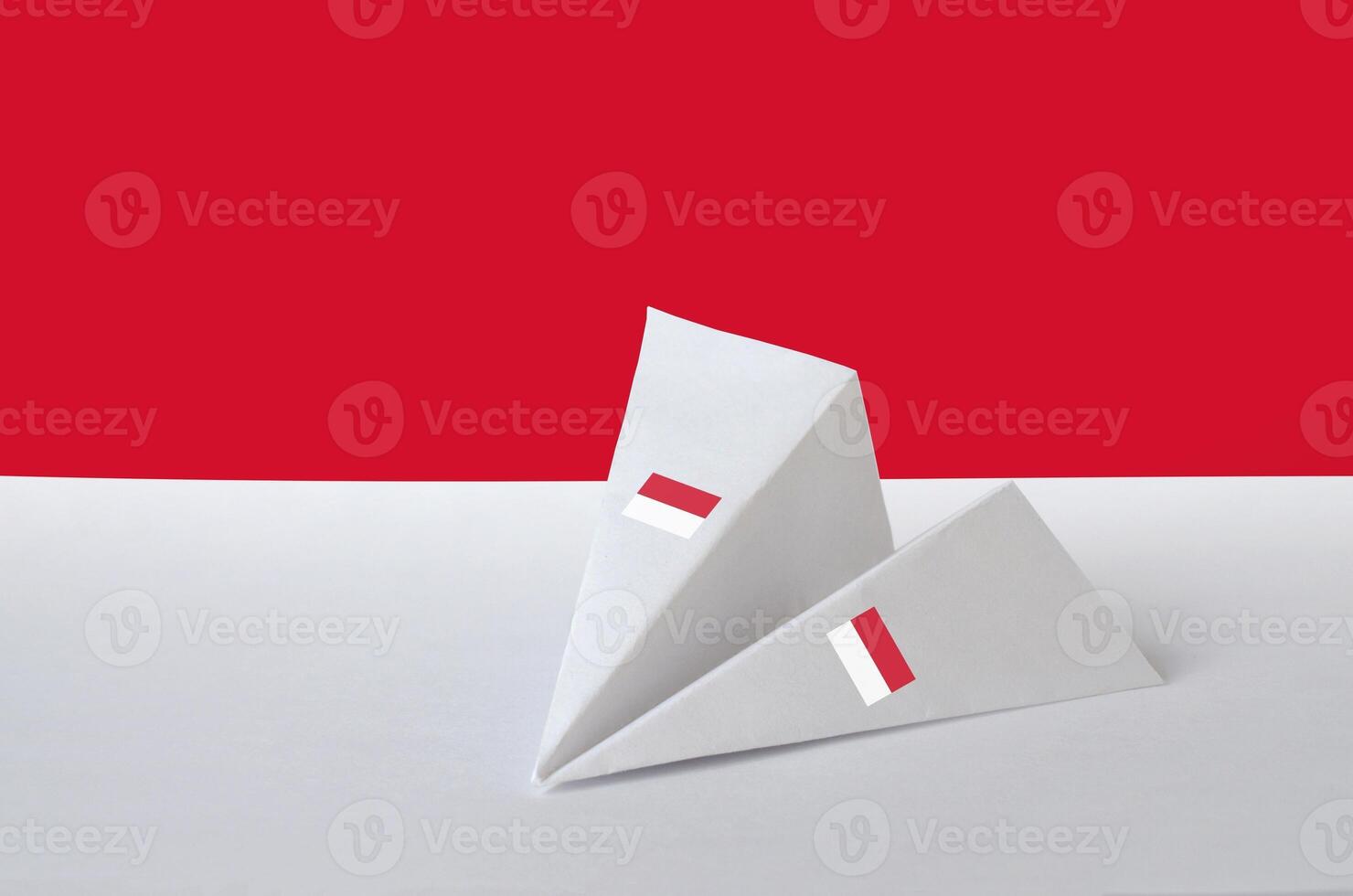 Monaco vlag afgebeeld Aan papier origami vliegtuig. handgemaakt kunsten concept foto