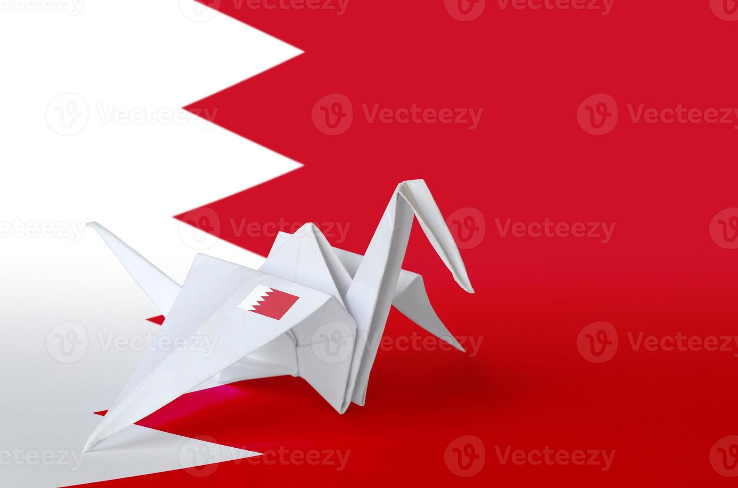 Bahrein vlag afgebeeld Aan papier origami kraan vleugel. handgemaakt kunsten concept foto