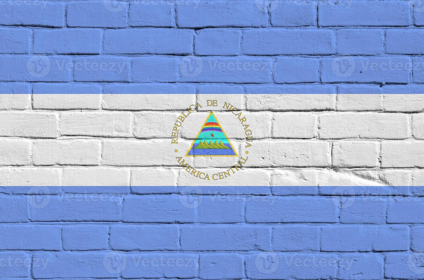 Nicaragua vlag afgebeeld in verf kleuren Aan oud steen muur. getextureerde banier Aan groot steen muur metselwerk achtergrond foto