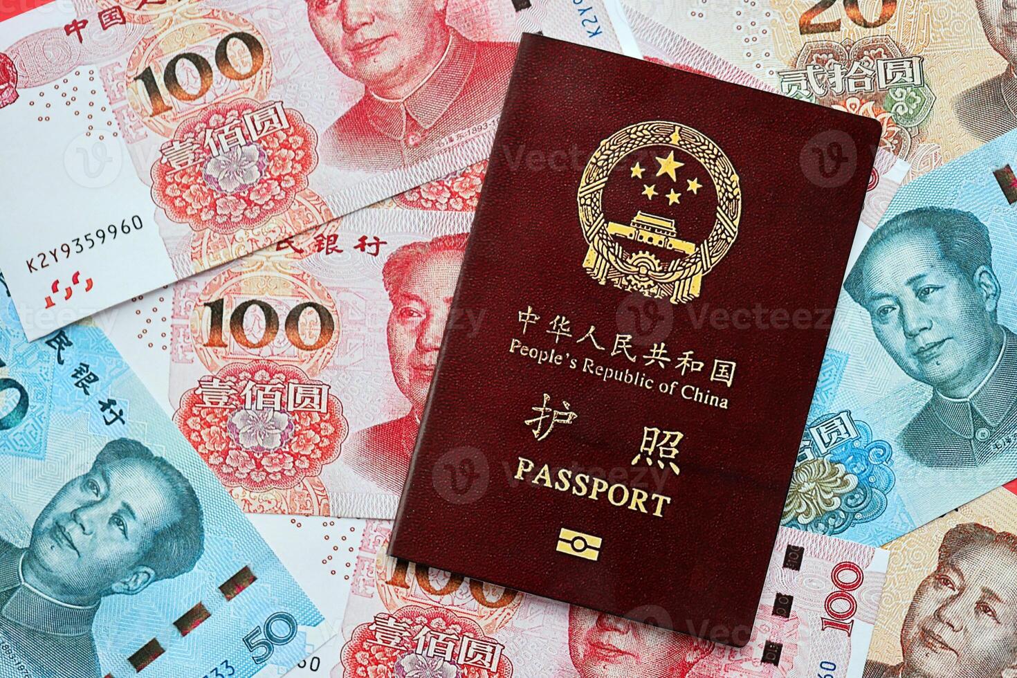 rood paspoort van mensen republiek van China en Chinese yuan geld rekeningen. prc Chinese paspoort foto