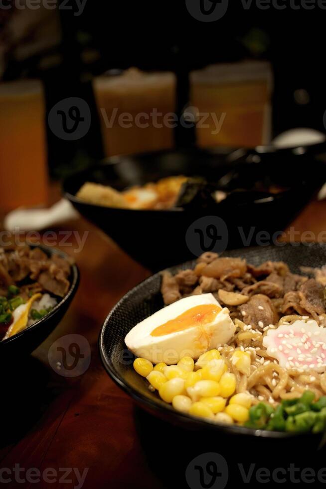 Japans ramen, eetstokjes, ei in schaal, traditioneel keuken geserveerd, noedels, vlees in detailopname visie, heet soep gevulde met toppings, foto