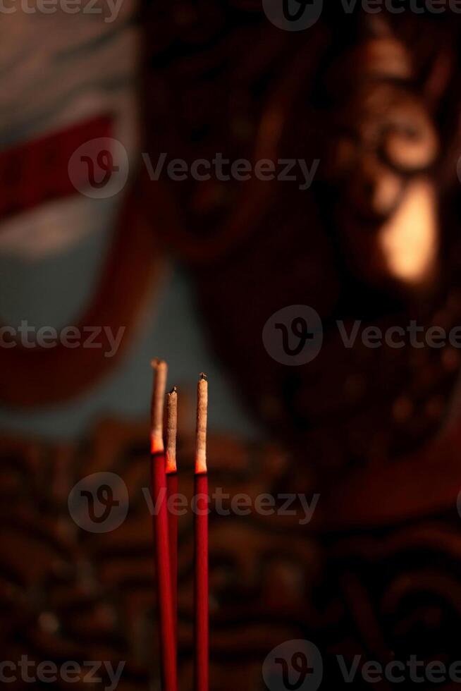 brandend gebed stokjes vullen de kamer net zo rook golven van de gebed kamer gedurende Chinese nieuw jaar feesten. eng een kiong tempel, malang, Indonesië foto