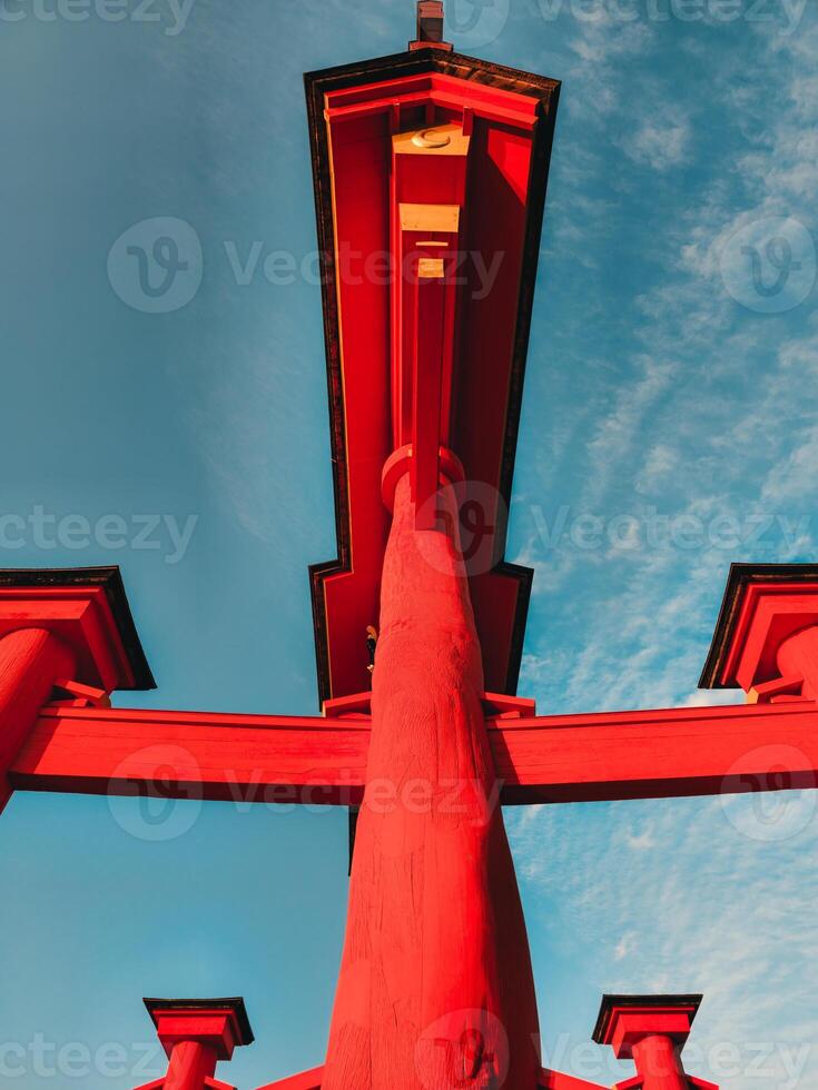 vormen en vormen van een rood torii poort foto