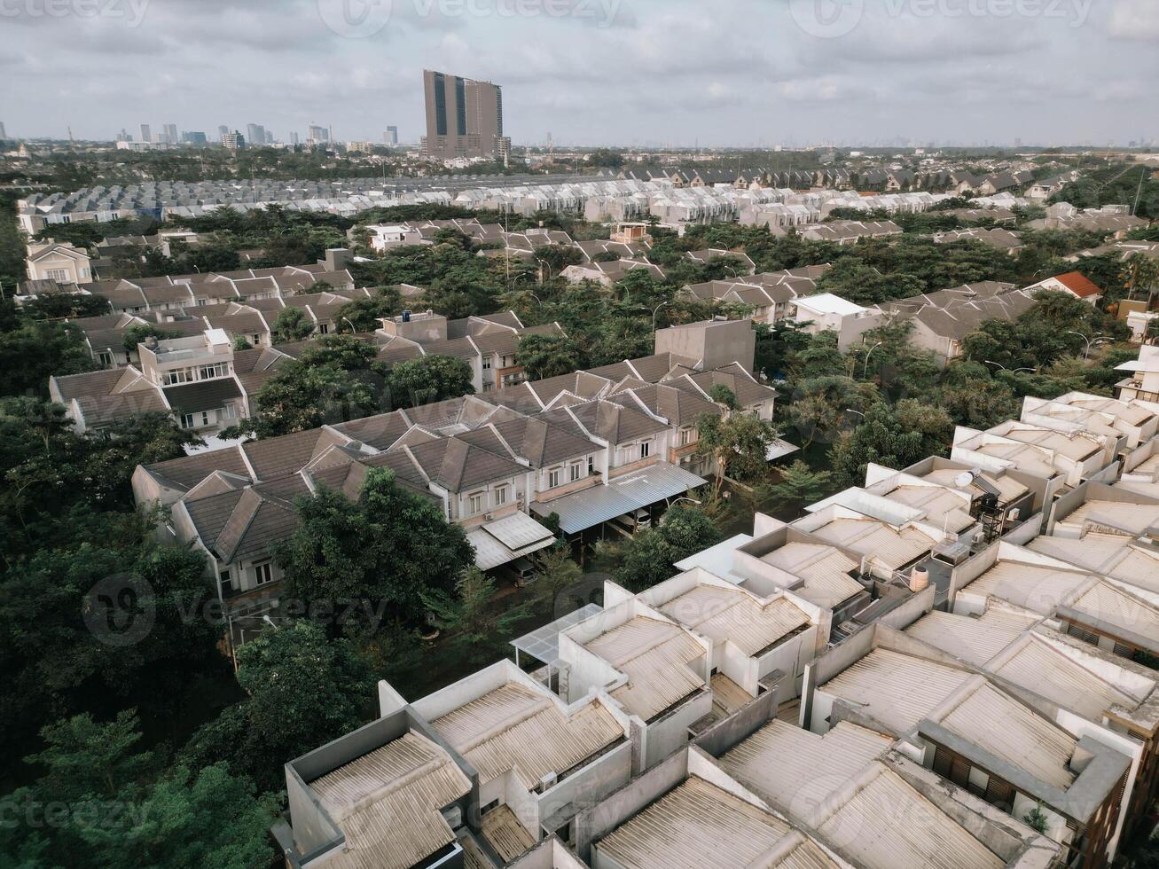 antenne perspectief woon- behuizing daken van bovenstaande, wegen Verbinden gemeenschappen foto