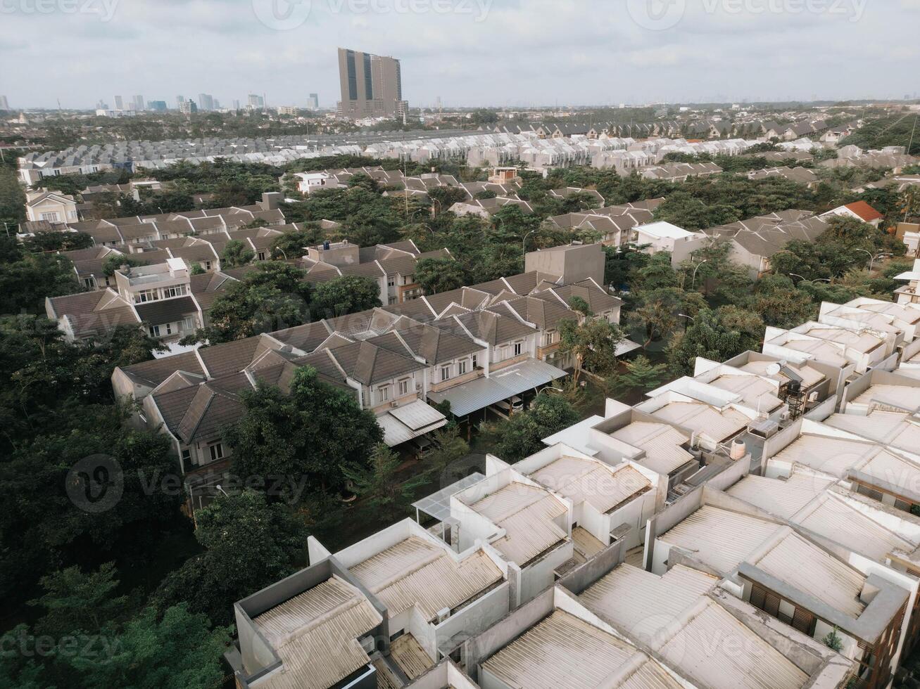 antenne perspectief woon- behuizing daken van bovenstaande, wegen Verbinden gemeenschappen foto