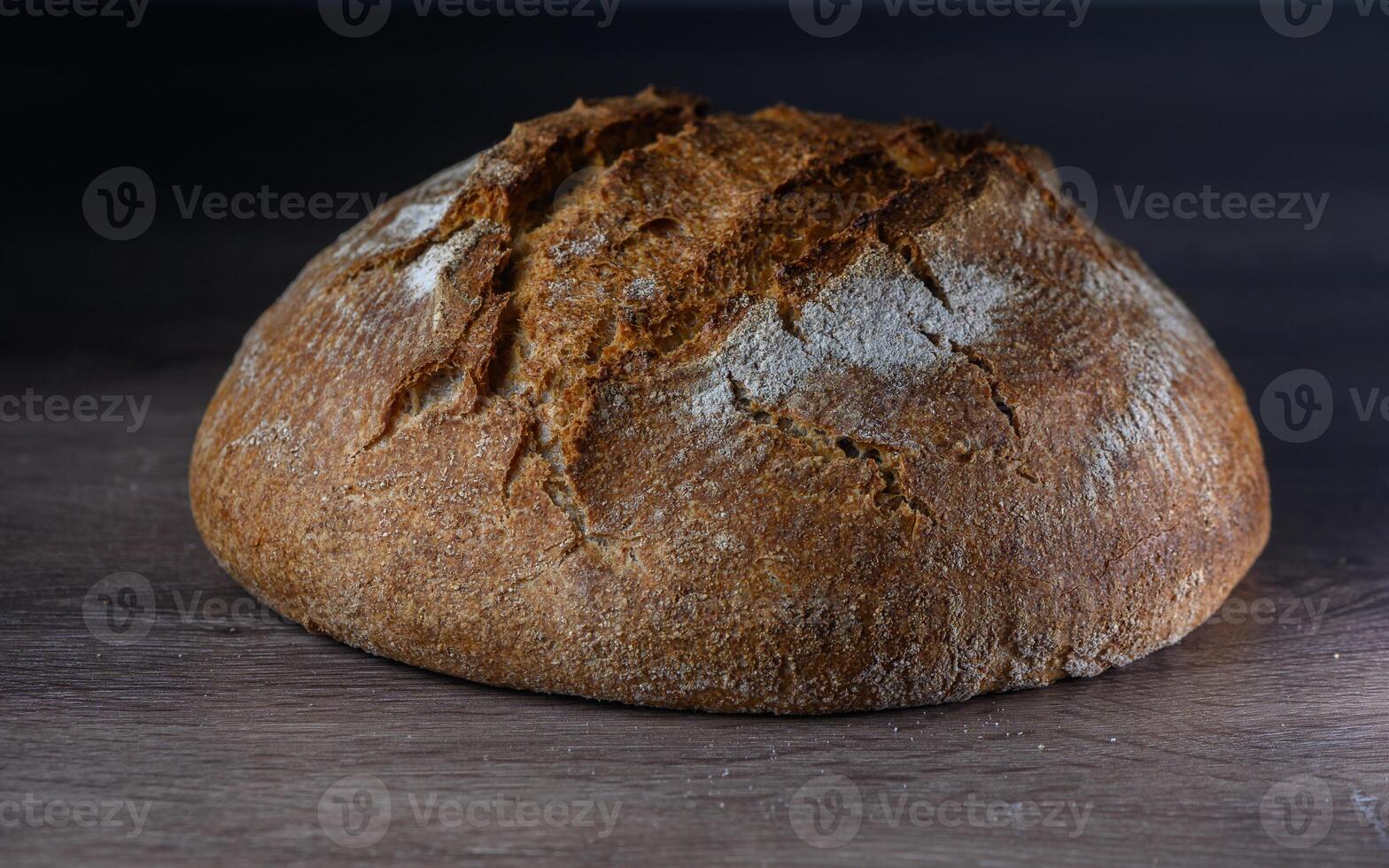 vers bereid eigengemaakt brood Aan een houten tafel 6 foto