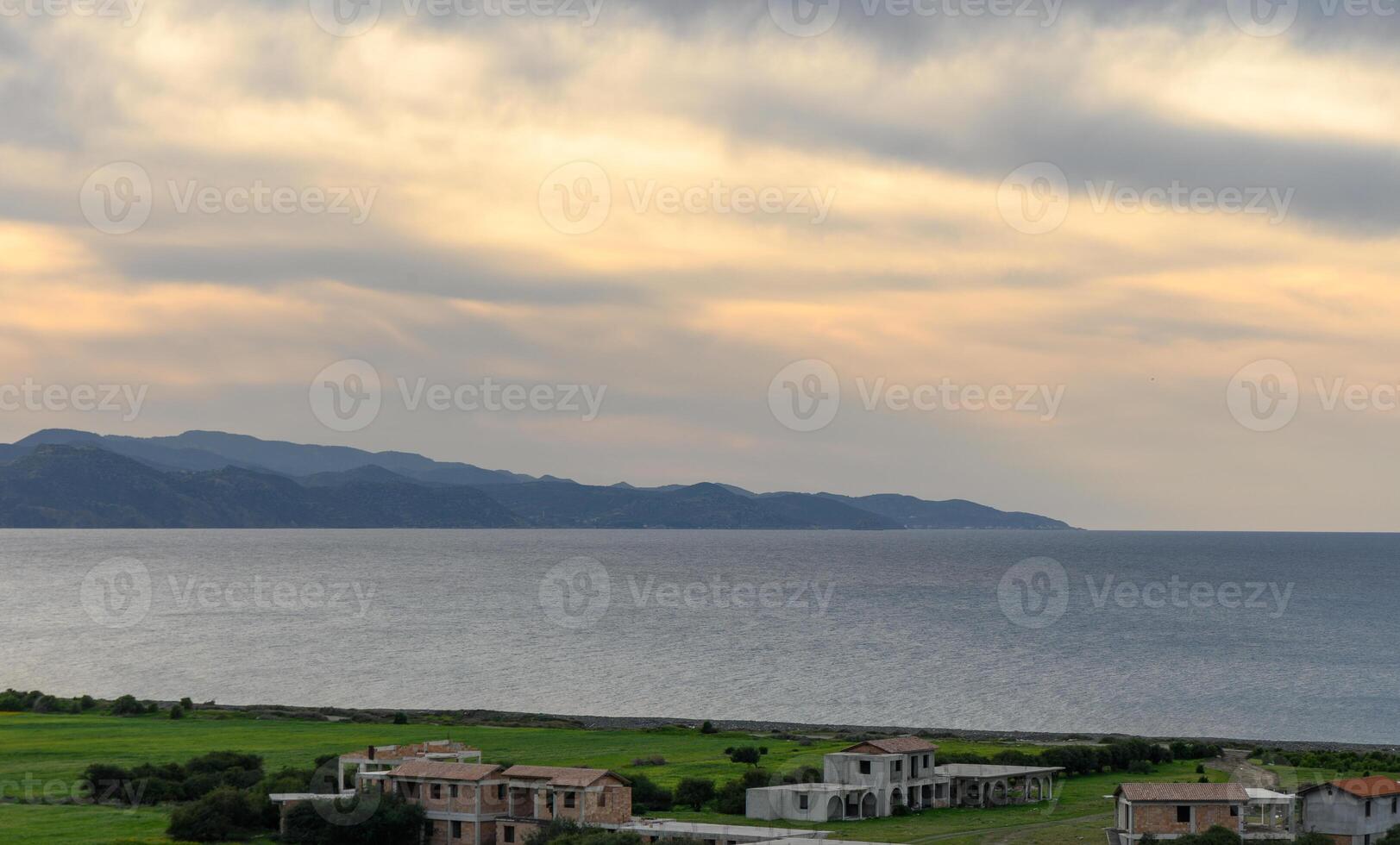 wolken zonsondergang over- de bergen en de middellandse Zee zee in Cyprus 3 foto