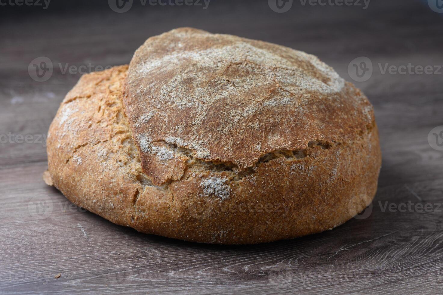 geheel graan vers gebakken brood Aan de tafel 5 foto