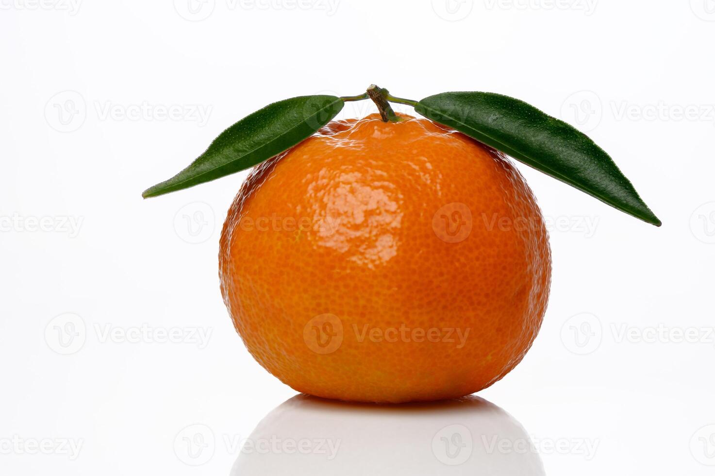 mandarijn of clementine met groen blad geïsoleerd Aan wit achtergrond foto