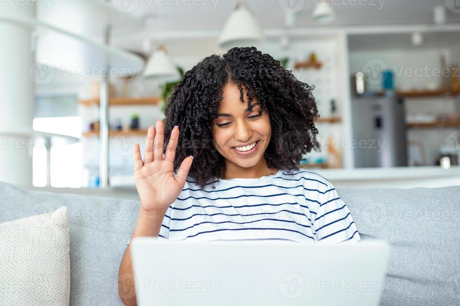 jong vrouw golvend Bij laptop en pratend naar haar vrienden via video telefoongesprek, vrouw leerling pratend door video conferentie telefoongesprek, vrouw leraar trainer bijles door webcam, online opleiding, e-coaching concept foto