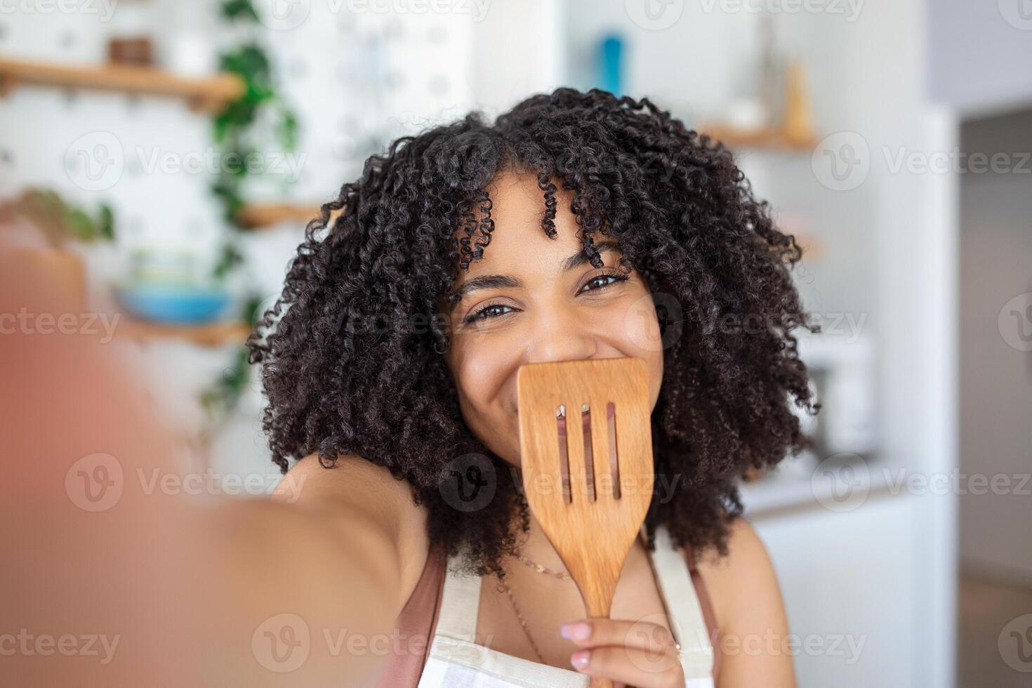 jong Afrikaanse Amerikaans vrouw voedsel blogger nemen een selfie met een lasser foto