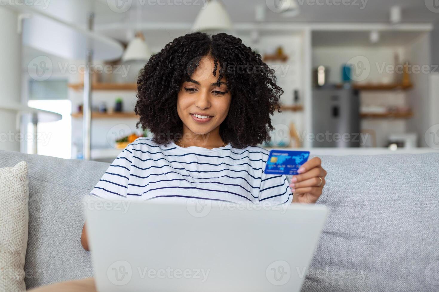 mooi vrouw boodschappen doen online met credit kaart. vrouw Holding credit kaart en gebruik makend van laptop. online boodschappen doen concept foto