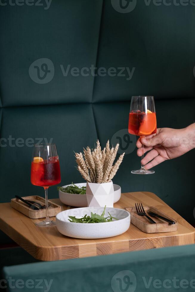 een tafel met gerechten en cocktails in een cafe voor twee foto