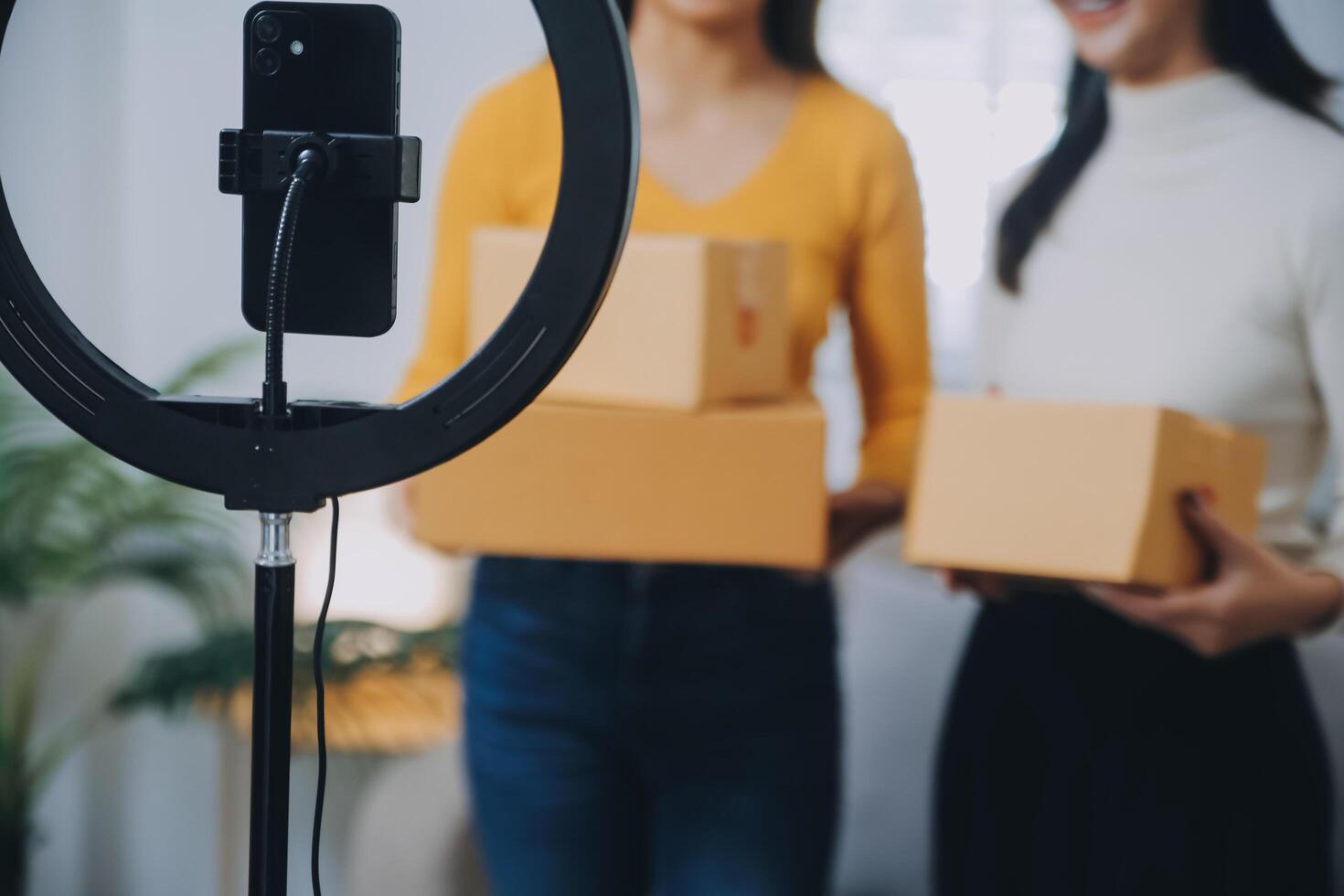 Aziatisch vrouw vrienden paar praten naar camera naar verkopen de kleren Bij huis. jong aantrekkelijk bedrijf mensen vrouw leven streaming en tonen kleding naar klant in online kleinhandel naar verkoop Bij kantoor op te slaan foto