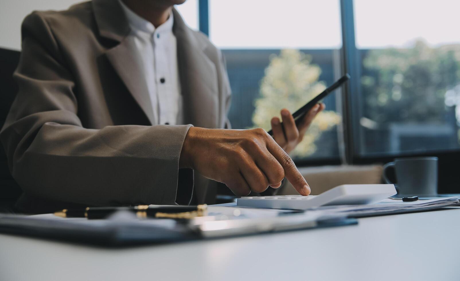 kantoor, tablet en bedrijf Mens gelukkig voor positief financieel besparingen, financiën begroting verslag doen van of toediening feedback. groei analyse, gegevens analyse recensie en persoon glimlach voor Onderzoek statistieken foto