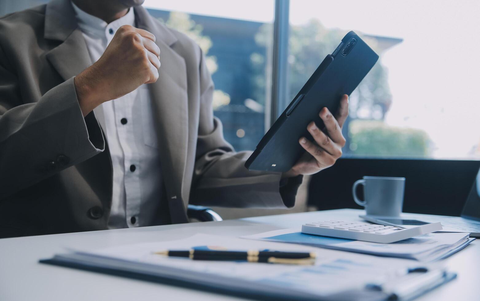 kantoor, tablet en bedrijf Mens gelukkig voor positief financieel besparingen, financiën begroting verslag doen van of toediening feedback. groei analyse, gegevens analyse recensie en persoon glimlach voor Onderzoek statistieken foto