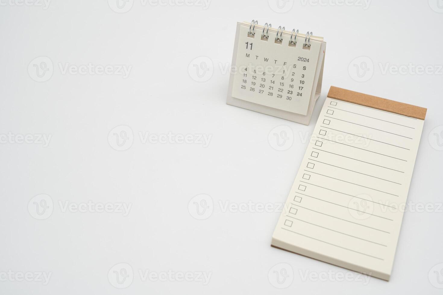 leeg controleren lijst voor tekst met checkbox en gemakkelijk bureau kalender voor november 2024. blanco naar Doen lijst voor tekst in nov. kopiëren ruimte. foto