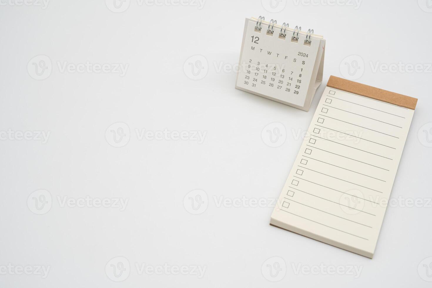 leeg controleren lijst voor tekst met checkbox en gemakkelijk bureau kalender voor december 2024. blanco naar Doen lijst voor tekst in dec. kopiëren ruimte. foto