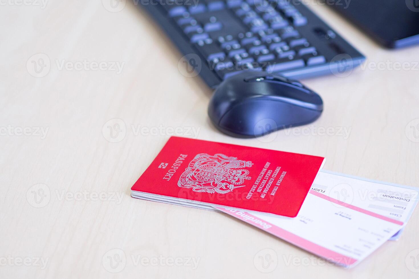 detailopname van paspoort en vlak kaartjes geplaatst Aan de bureau in de buurt de computer. bereiden voor reizen. vakantie concept foto