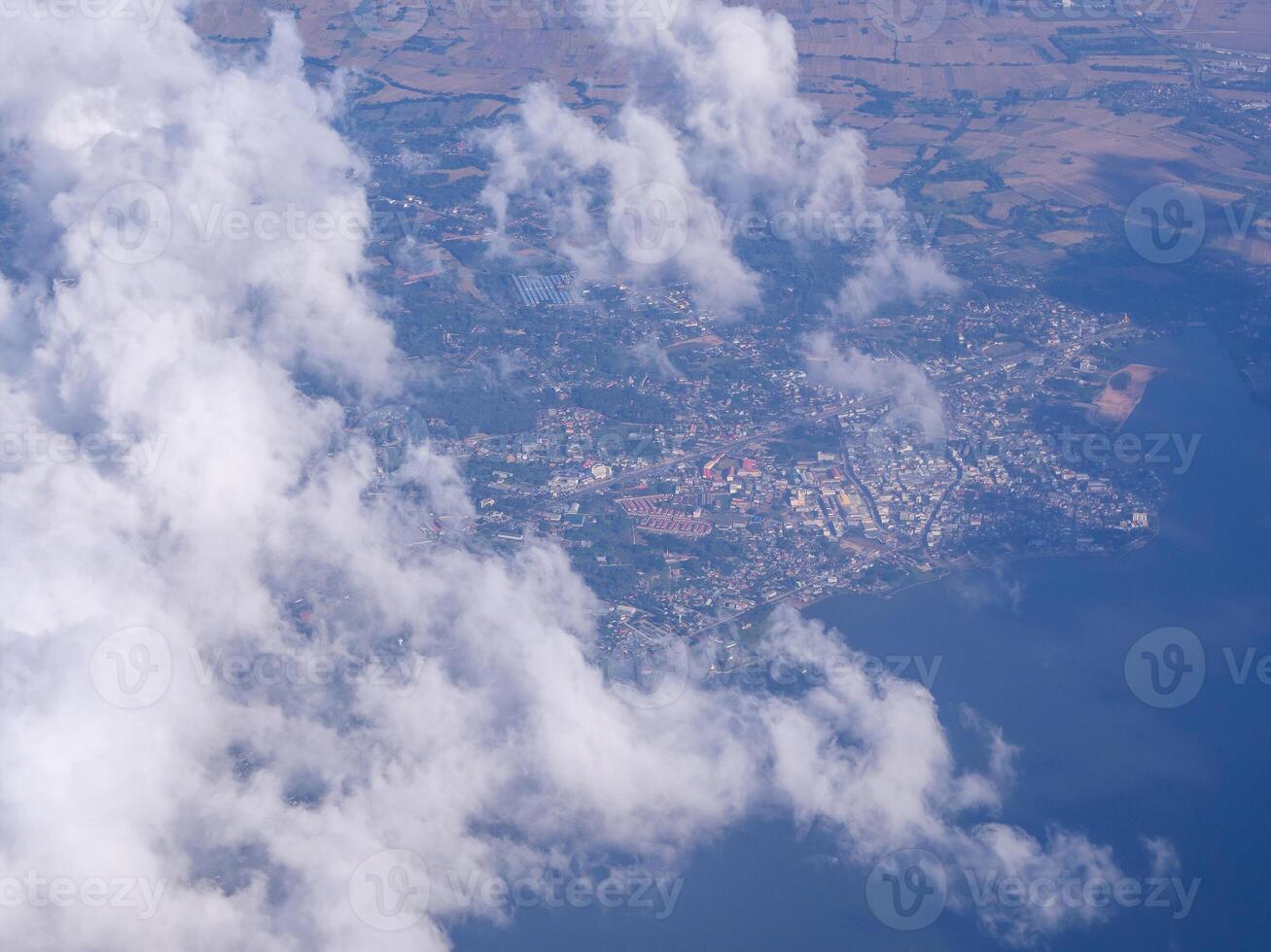 antenne visie van landt en wolken gezien door de vliegtuig venster foto