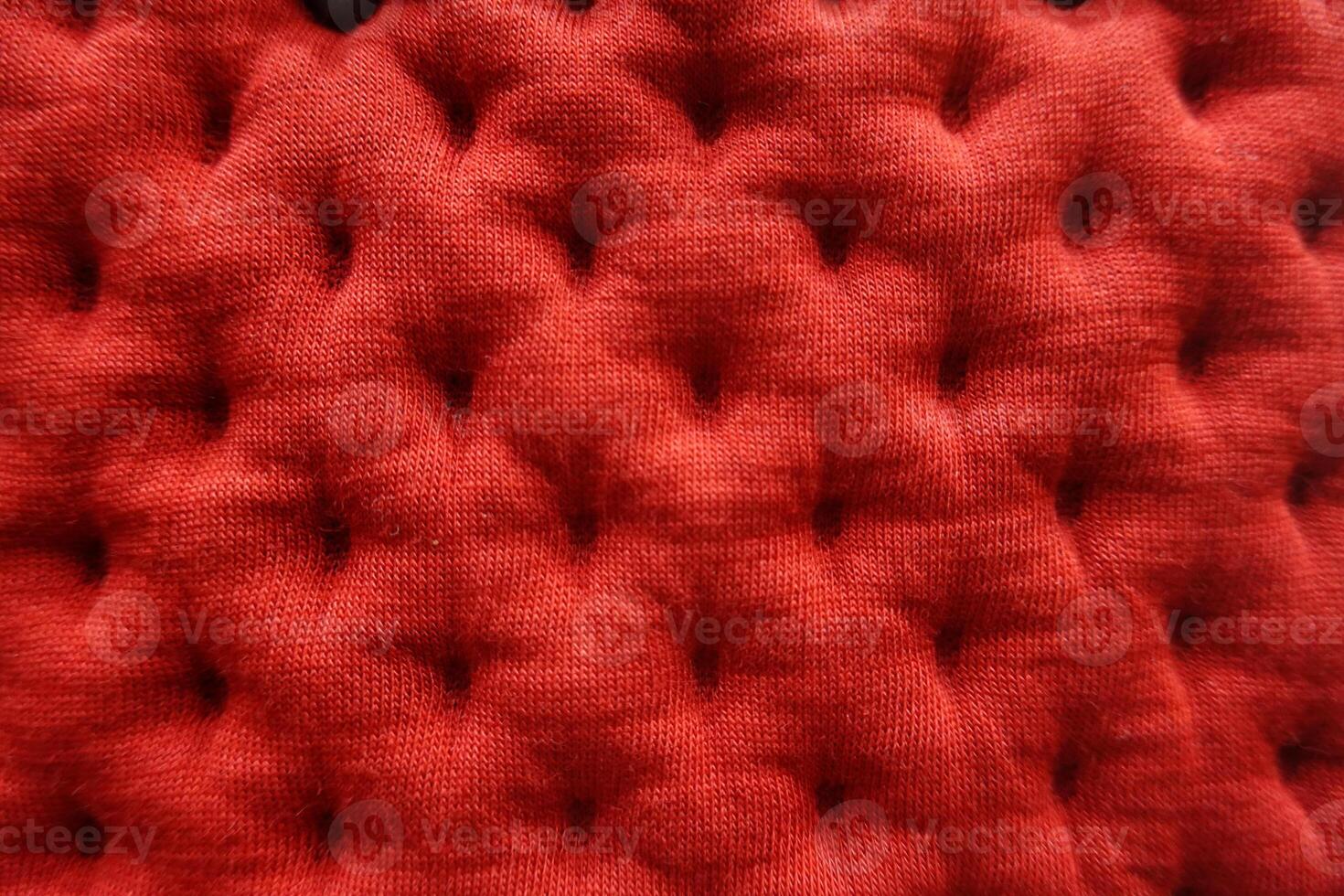 detailopname luxe rood leer kussen. sofa retro. bekleding foto