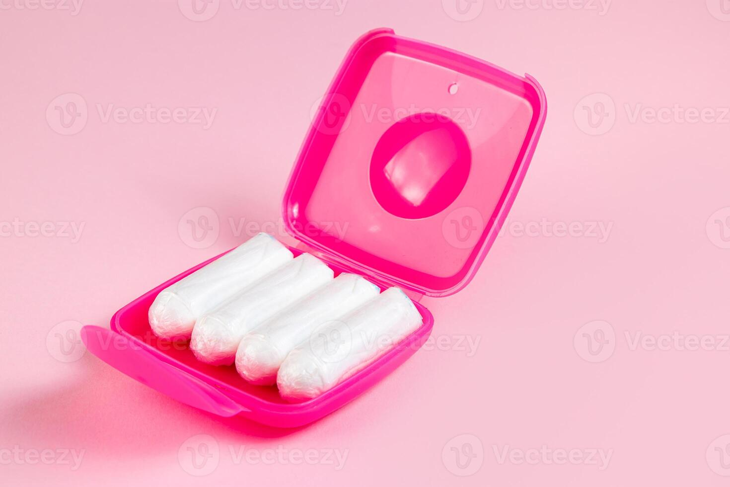 tampons in roze doos. vrouwelijke hygiëneproducten op pastelachtergrond. foto