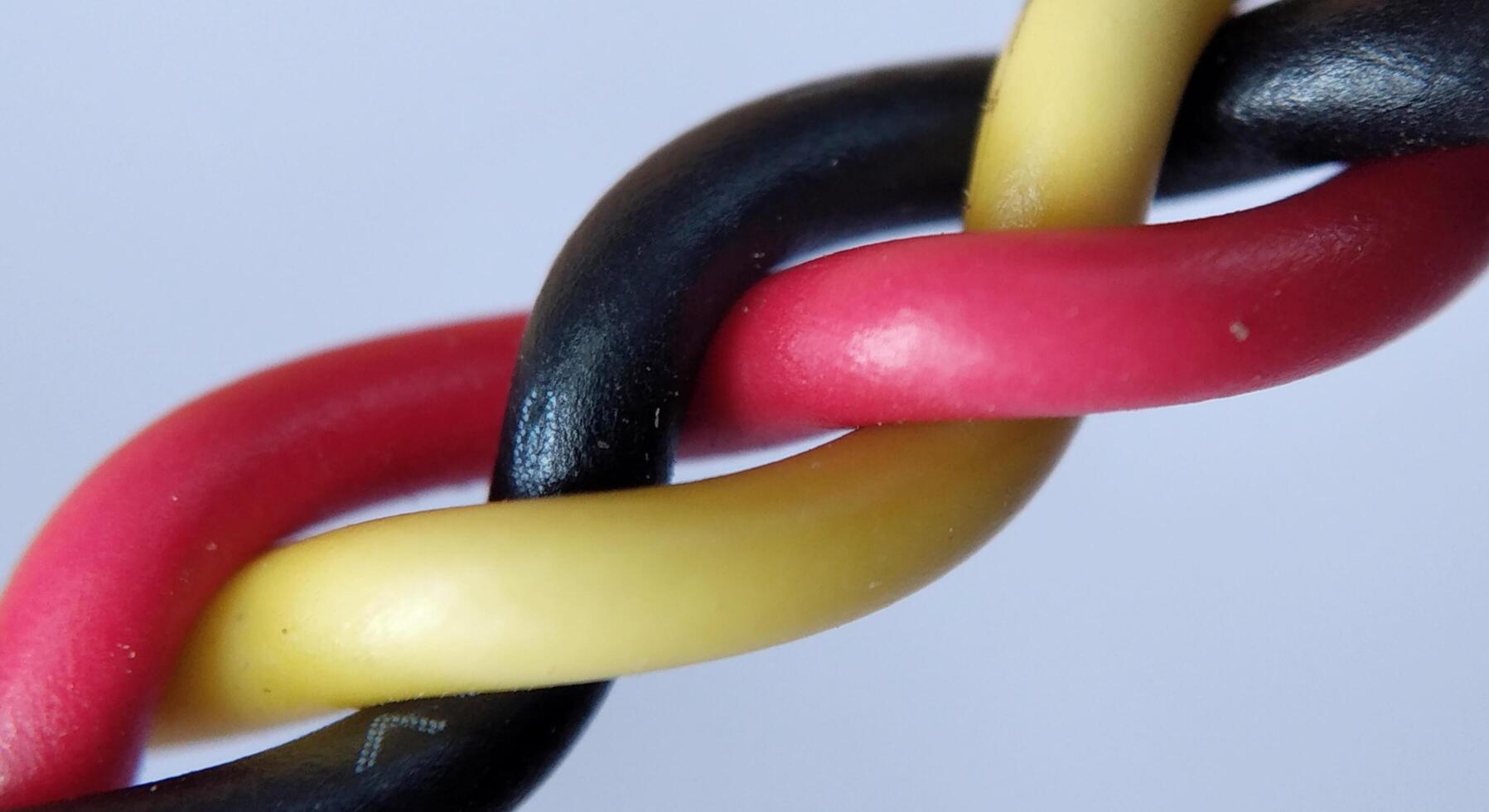 veelkleurig elektrisch kabel Aan een wit achtergrond detailopname. foto
