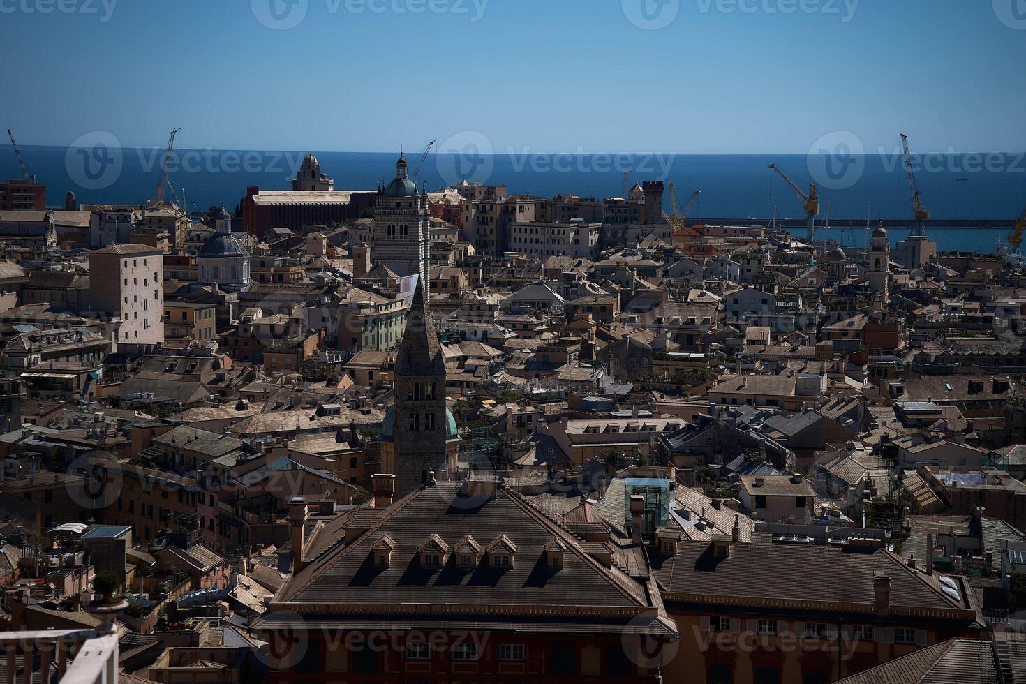 daken van huizen in Genua met een visie van de zee Aan een zonnig dag foto