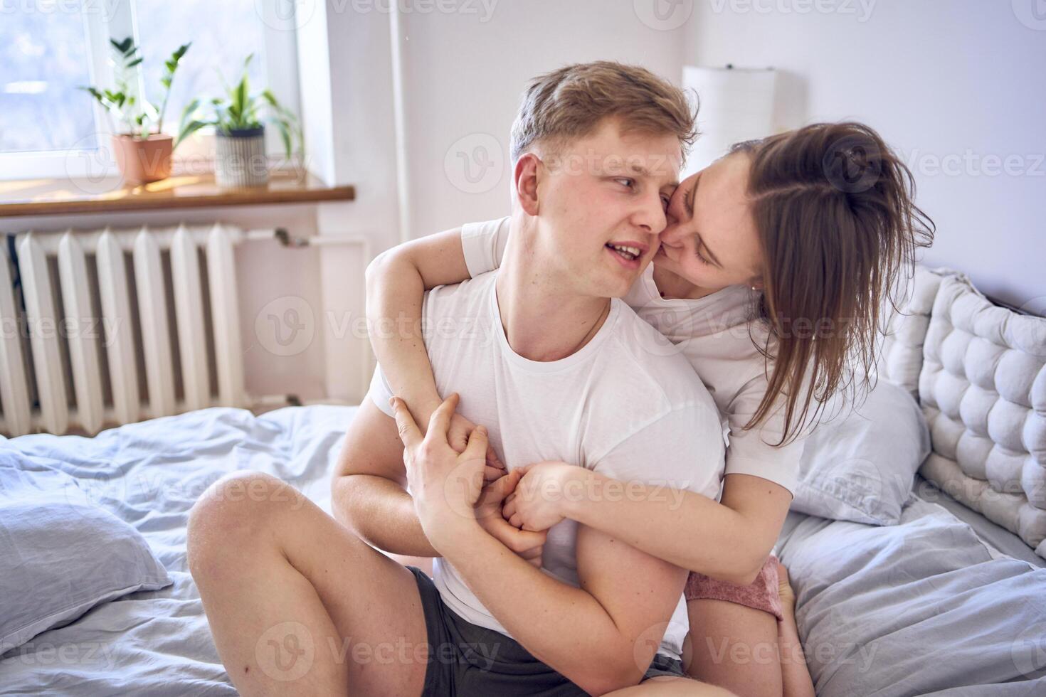 jong paar Aan bed, vrouw knuffels Mens van achter foto