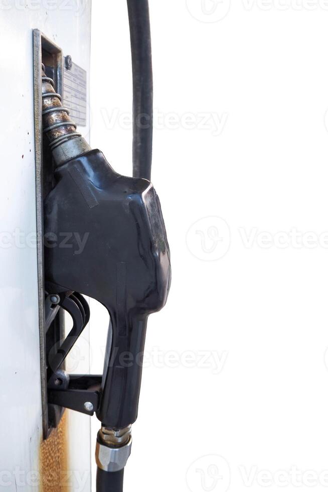 gas- pomp mondstukken in een brandstof station Aan wit bg foto