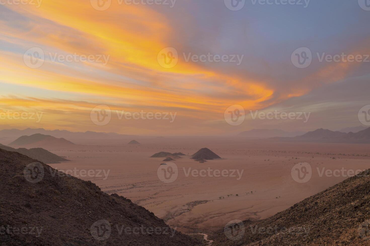 oranje en geel gekleurde wolken foto