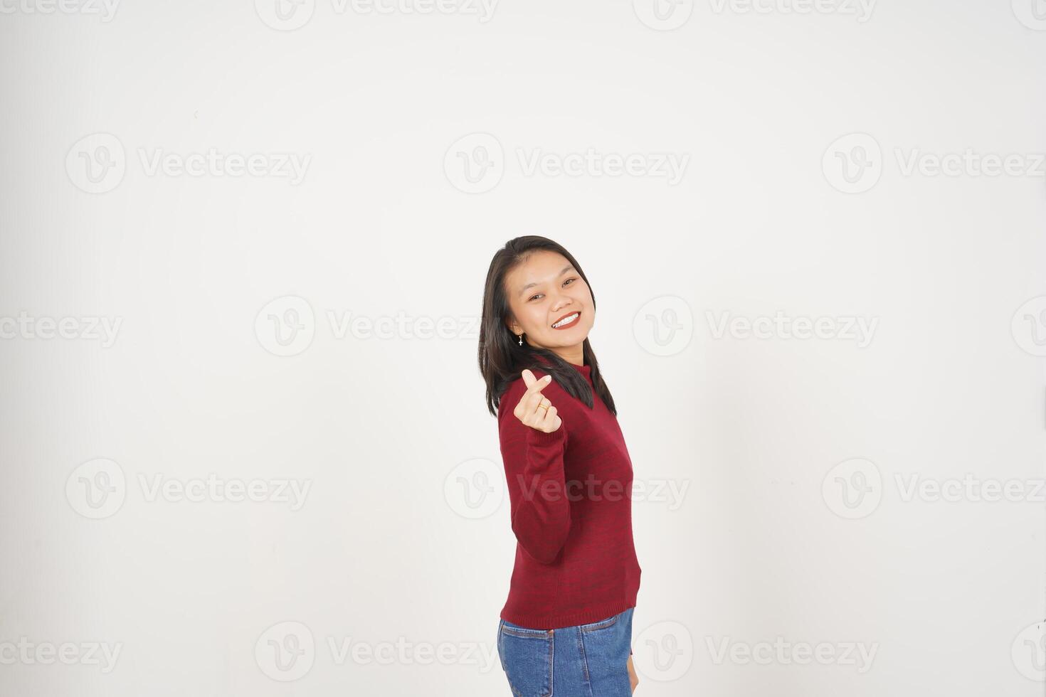 jong Aziatisch vrouw in rood t-shirt tonen Koreaans liefde vinger geïsoleerd Aan wit achtergrond foto