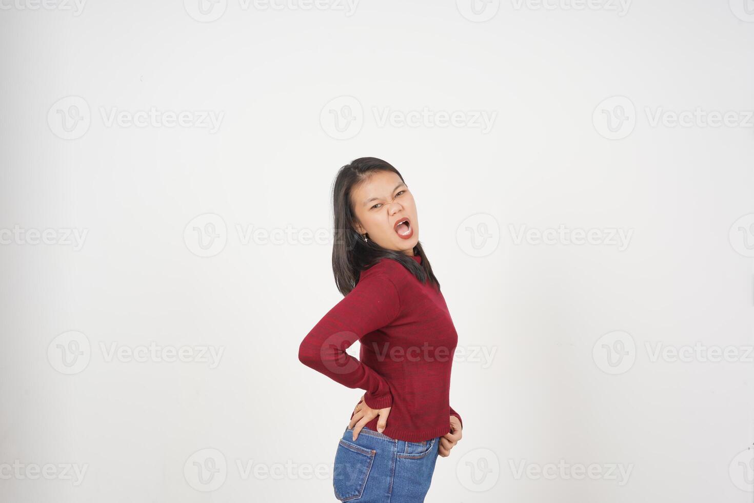 jong Aziatisch vrouw in rood t-shirt lijden taille pijn geïsoleerd Aan wit achtergrond foto