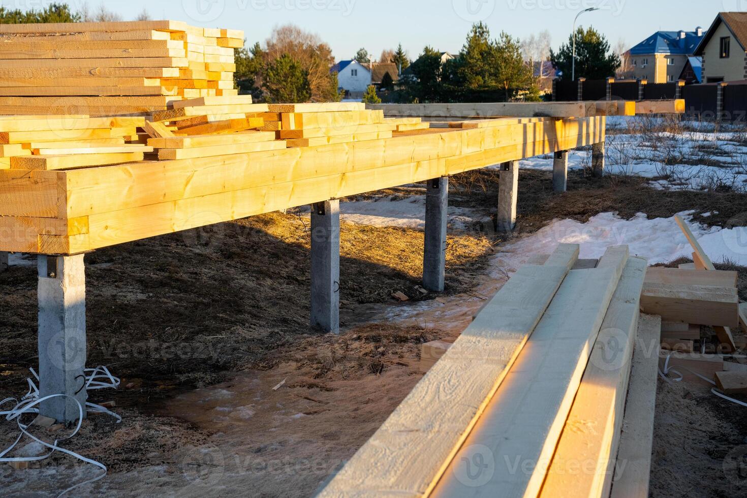 de fundament van een houten kader huis Aan stelten is een bouw plaats, de werkwijze van gebouw een kader foto