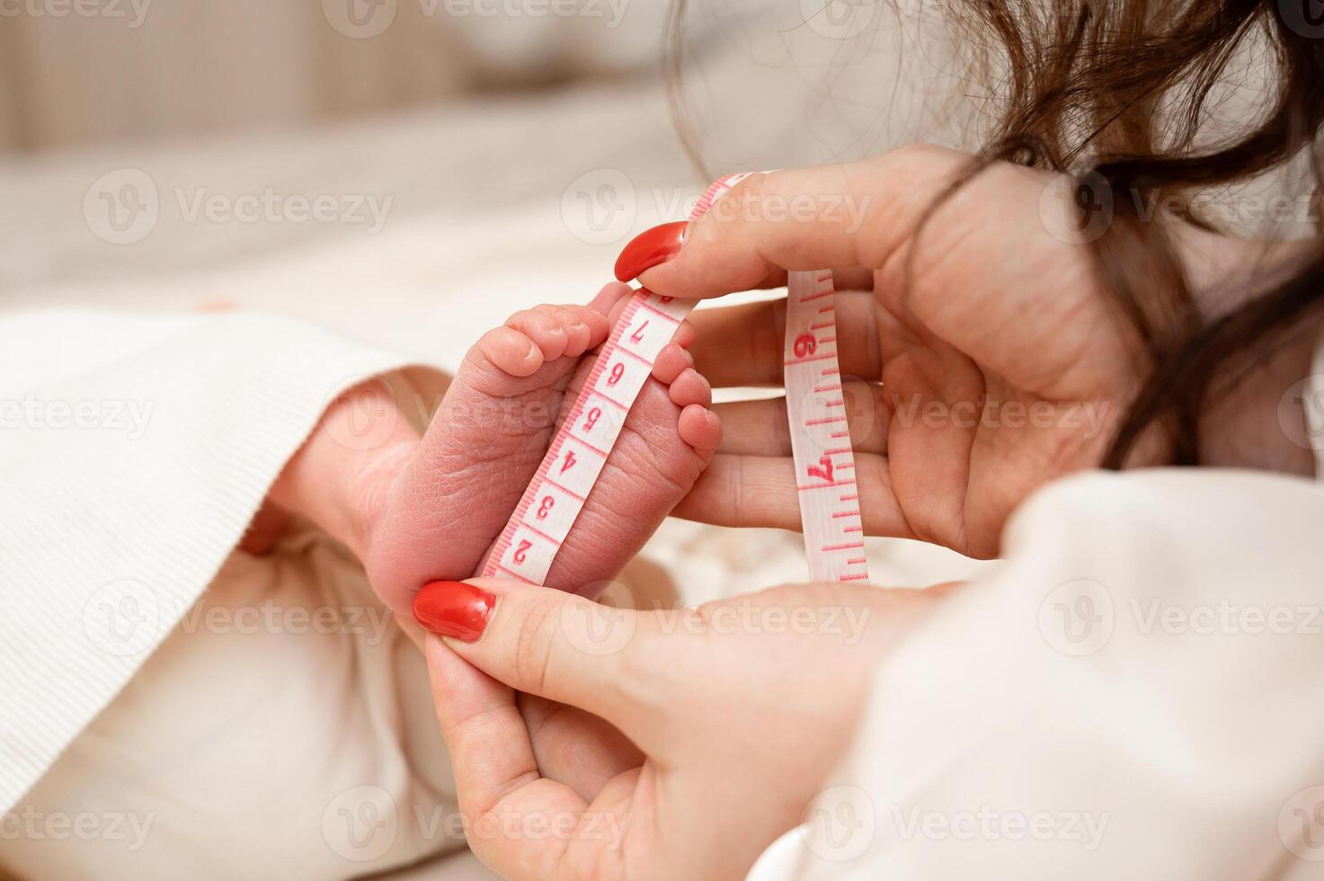 moeder maatregelen de grootte van een pasgeboren baby's voeten, detailopname foto