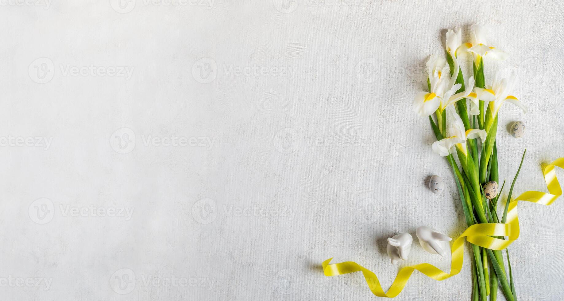 boeket van wit iris bloemen, geel lint, kwartel eieren, klein keramisch konijntjes Aan wit kopiëren ruimte foto