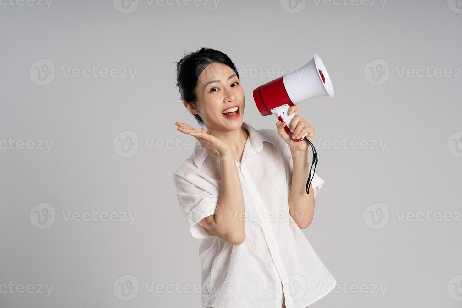 portret van mooi Aziatisch vrouw poseren Aan wit achtergrond foto