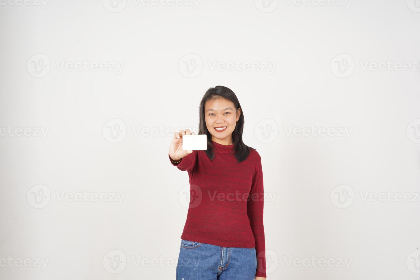 jong Aziatisch vrouw in rood t-shirt tonen blanco kaart geïsoleerd Aan wit achtergrond foto