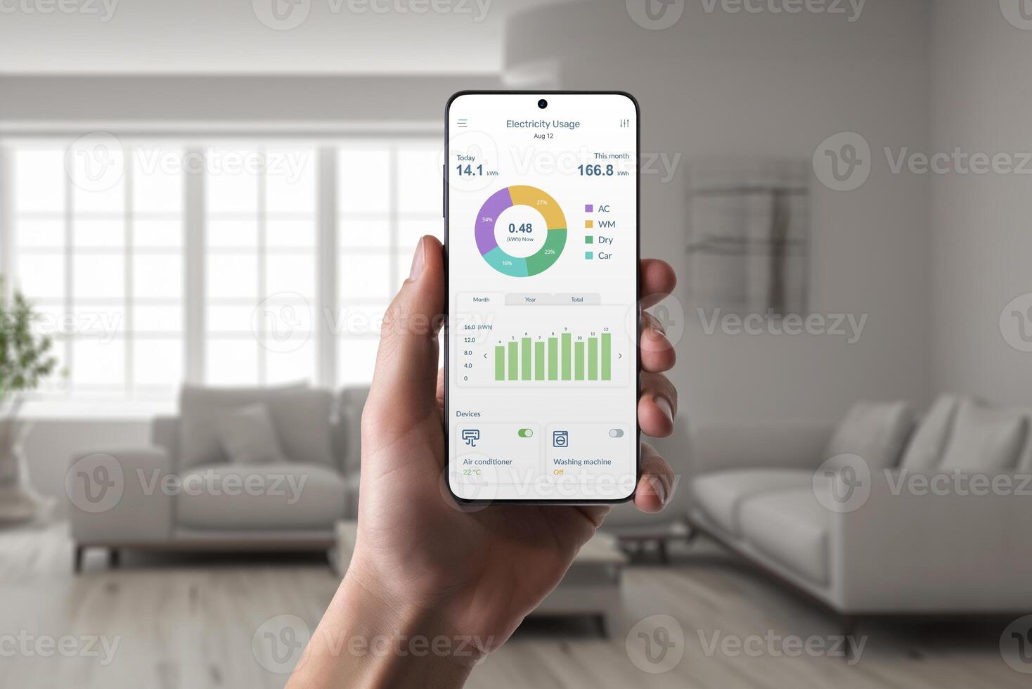 hand- houdt smartphone met energie consumptie app in leven kamer interieur. concept van slim huis technologie en doeltreffend energie beheer foto