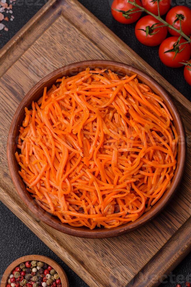 smakelijk pittig Koreaans wortel met specerijen en kruiden Aan een donker beton achtergrond foto