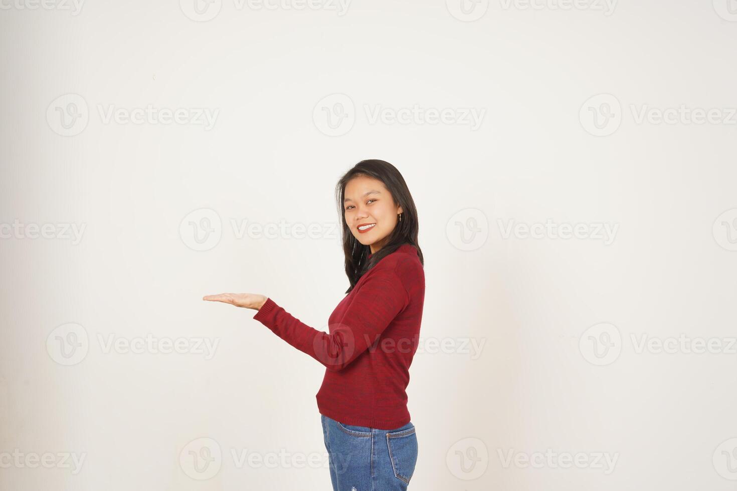 jong Aziatisch vrouw in rood t-shirt tonen en Holding Aan Open palm kopiëren ruimte geïsoleerd Aan wit achtergrond foto