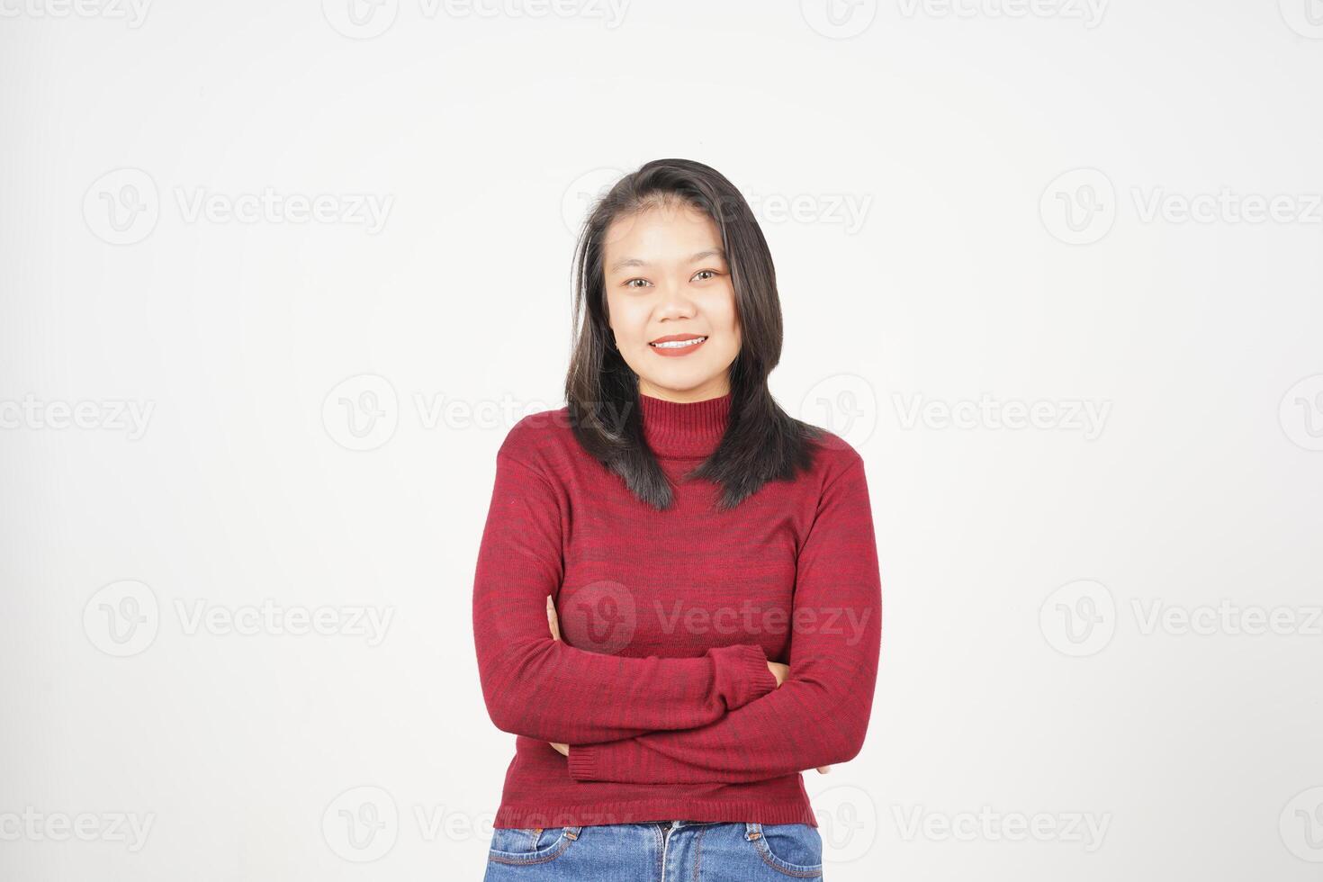 jong Aziatisch vrouw in rood t-shirt gekruiste armen en glimlachen Bij camera geïsoleerd Aan wit achtergrond foto