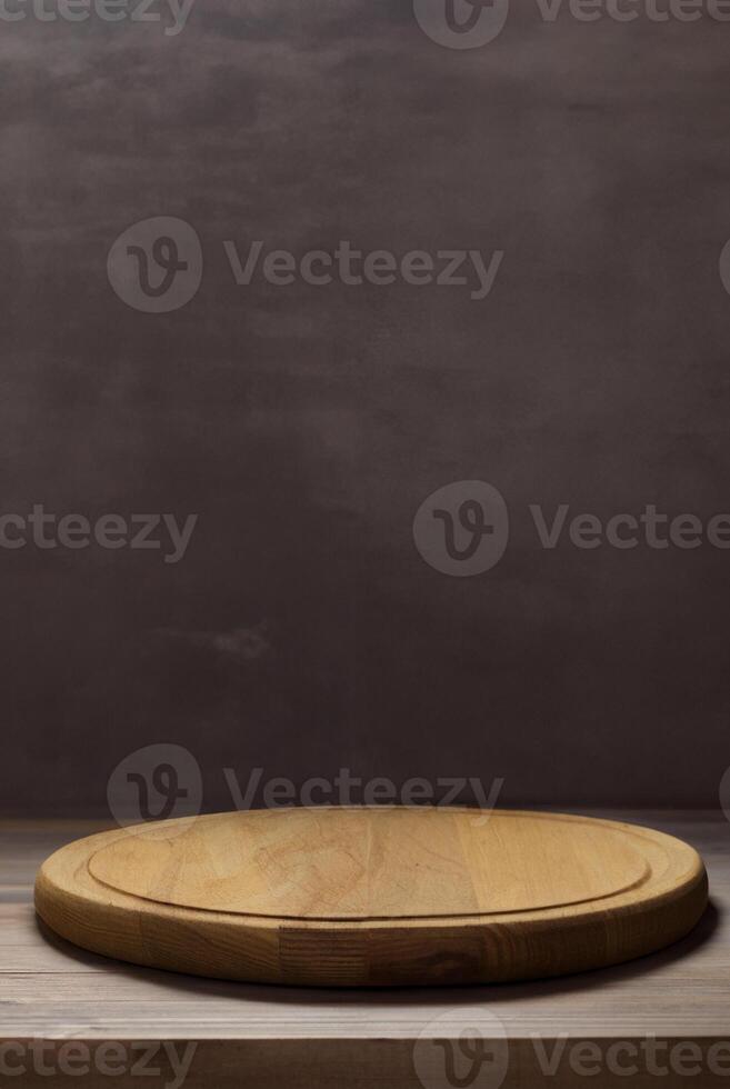 snijdend bord voor pizza Aan een rustiek houten tafel foto