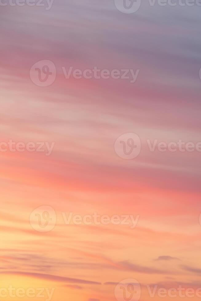 levendig zonsondergang hemellandschap met kleurrijk schemer wolken foto