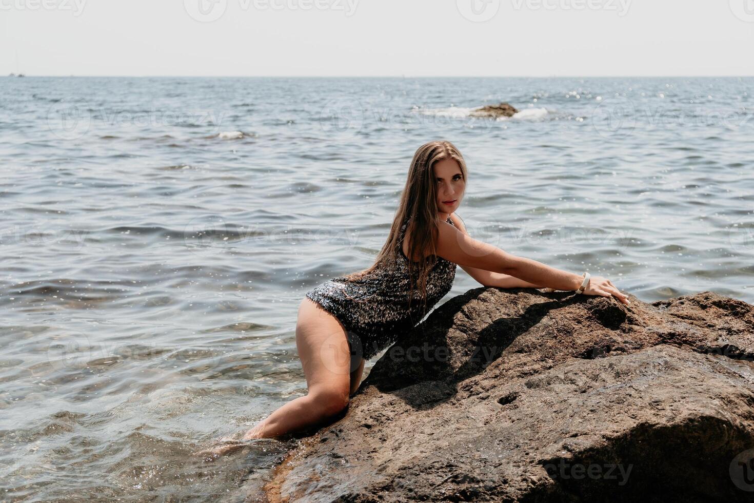 vrouw zomer reizen zee. gelukkig toerist genieten nemen afbeelding buitenshuis voor herinneringen. vrouw reiziger poseren Aan de strand Bij zee omringd door vulkanisch bergen, sharing reizen avontuur reis foto