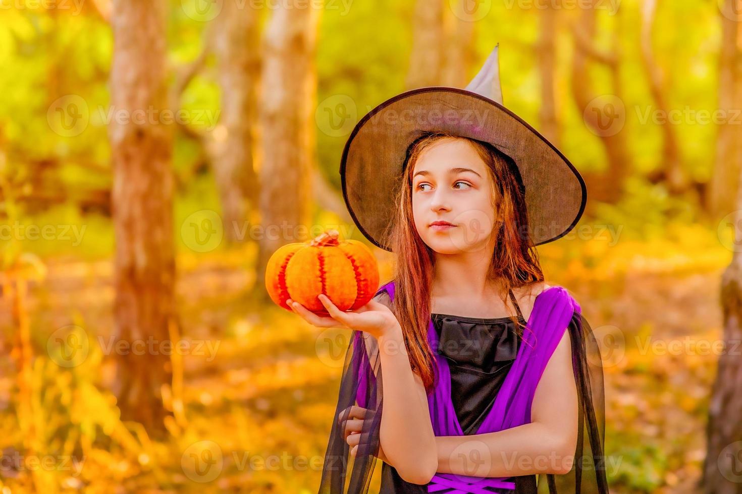 meisje van 11 jaar oud tegen de achtergrond van de herfstnatuur. klein meisje in halloween kostuum, herfst. foto