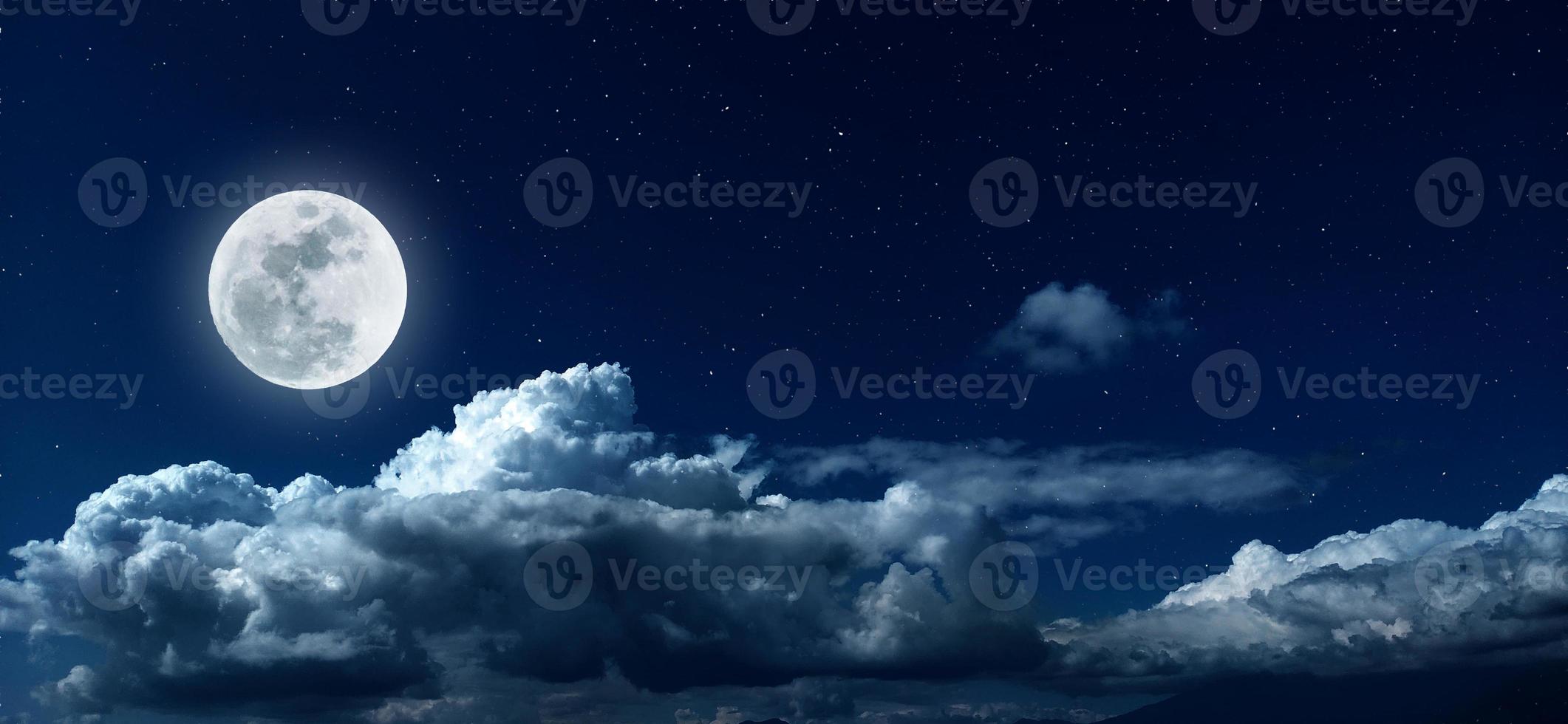 panorama van de nachtelijke hemel met wolken en volle maan foto